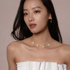 Two-layered leavers lace ripple necklace