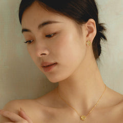 Blooming rose stud earrings with black agete, mother of pearl, mother of pearl (Silver), blue chalcedony, pink chalcedony; Blooming rose ear clips with black agete, mother of pearl