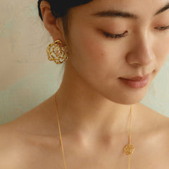 Blooming rose stud earrings with pearl