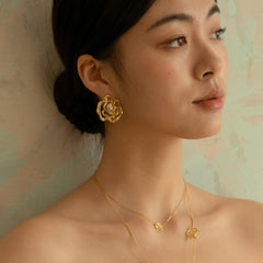 Blooming rose stud earrings with pearl