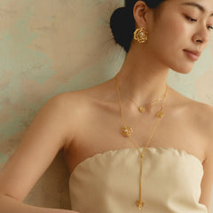 Adjustable long necklace with movable blooming rose drops