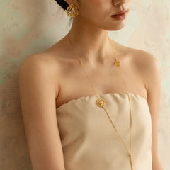 Adjustable long necklace with movable blooming rose drops